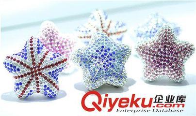 DAD鑲鉆五角星風口香水 鑲鉆五角星汽車飾品 水晶鉆海星風口香膏-饒平縣海山路士達汽車裝飾用品經(jīng)營部提供DAD鑲鉆五角星風口香水 鑲鉆五角星汽車飾品 水晶鉆海星風口香膏的相關介紹、產(chǎn)品、服務、圖片、價格饒平縣海山路士達汽車裝飾用品經(jīng)營部、汽車防爆膜;汽車改裝件;LED燈;汽車飾品;汽車香水;車載小電器;車衣